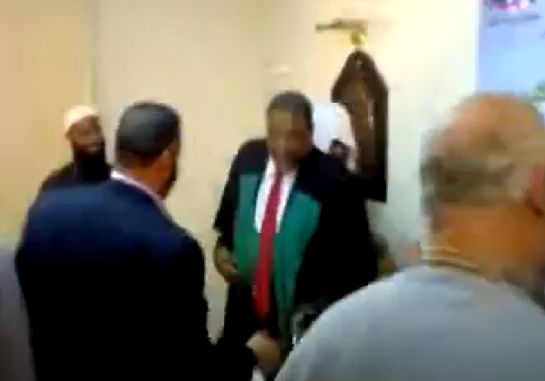 محمد حسن عبدالغفار يقبل يد المرتد الجهمي احمد كريمة